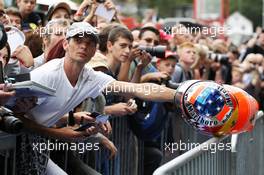 Fans on the pit lane walkabout. 30.08.2012. Formula 1 World Championship, Rd 12, Belgian Grand Prix, Spa Francorchamps, Belgium, Preparation Day
