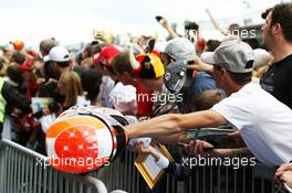 Fans  on the pit lane walkabout. 30.08.2012. Formula 1 World Championship, Rd 12, Belgian Grand Prix, Spa Francorchamps, Belgium, Preparation Day