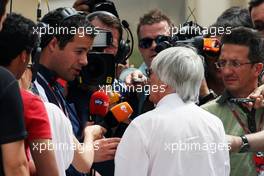 Bernie Ecclestone (GBR) CEO Formula One Group (FOM) with Ted Kravitz (GBR) Sky Sports Pitlane Reporter. 20.04.2012. Formula 1 World Championship, Rd 4, Bahrain Grand Prix, Sakhir, Bahrain, Practice Day