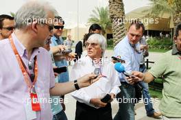 Bernie Ecclestone (GBR) CEO Formula One Group (FOM) with the media. 20.04.2012. Formula 1 World Championship, Rd 4, Bahrain Grand Prix, Sakhir, Bahrain, Practice Day