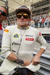 Kimi Raikkonen (FIN) Lotus F1 Team on the grid. Motor Racing - Formula One World Championship - Bahrain Grand Prix - Race Day - Sakhir, Bahrain