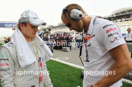 (L to R): Nico Rosberg (GER) Mercedes AMG F1 W03 Peter Windsor (AUS) Journalist Daniel Schloesser (GER) Personal Trainer on the grid. Motor Racing - Formula One World Championship - Bahrain Grand Prix - Race Day - Sakhir, Bahrain