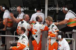 The Sahara Force India F1 Team team celebrate sixth position for Paul di Resta (GBR) Sahara Force India F1. Motor Racing - Formula One World Championship - Bahrain Grand Prix - Race Day - Sakhir, Bahrain