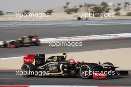 Romain Grosjean (FRA), Lotus Renault F1 Team leads Kimi Raikkonen, Lotus Renault F1 Team  22.04.2012. Formula 1 World Championship, Rd 4, Bahrain Grand Prix, Sakhir, Bahrain, Race Day