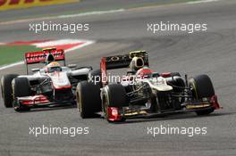 Romain Grosjean (FRA), Lotus Renault F1 Team  leads Lewis Hamilton (GBR), McLaren Mercedes  22.04.2012. Formula 1 World Championship, Rd 4, Bahrain Grand Prix, Sakhir, Bahrain, Race Day