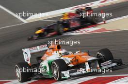 Paul di Resta (GBR), Sahara Force India Formula One Team leads Mark Webber (AUS), Red Bull Racing  22.04.2012. Formula 1 World Championship, Rd 4, Bahrain Grand Prix, Sakhir, Bahrain, Race Day