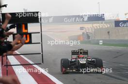 Third placed Romain Grosjean (FRA) Lotus F1 E20 celebrates past his team at the end of the race. Motor Racing - Formula One World Championship - Bahrain Grand Prix - Race Day - Sakhir, Bahrain