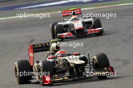 Romain Grosjean (FRA), Lotus Renault F1 Team leads Lewis Hamilton (GBR), McLaren Mercedes  22.04.2012. Formula 1 World Championship, Rd 4, Bahrain Grand Prix, Sakhir, Bahrain, Race Day