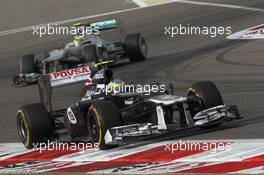 Bruno Senna (BRA), Williams F1 Team leads Nico Rosberg (GER), Mercedes AMG Petronas  22.04.2012. Formula 1 World Championship, Rd 4, Bahrain Grand Prix, Sakhir, Bahrain, Race Day