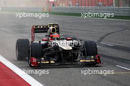 Third placed Romain Grosjean (FRA) Lotus F1 E20 celebrates past his team at the end of the race. Motor Racing - Formula One World Championship - Bahrain Grand Prix - Race Day - Sakhir, Bahrain