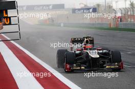 Third placed Romain Grosjean (FRA) Lotus F1 E20 celebrates past his team at the end of the race. Motor Racing - Formula One World Championship - Bahrain Grand Prix - Race Day - Sakhir, Bahrain