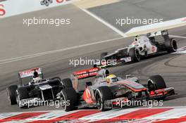 Lewis Hamilton (GBR), McLaren Mercedes leads Pastor Maldonado (VEN), Williams F1 Team  22.04.2012. Formula 1 World Championship, Rd 4, Bahrain Grand Prix, Sakhir, Bahrain, Race Day