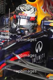 Sebastian Vettel (GER) Red Bull Racing RB8 keeps cool. 21.04.2012. Formula 1 World Championship, Rd 4, Bahrain Grand Prix, Sakhir, Bahrain, Qualifying Day