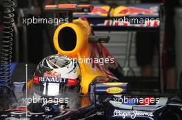 Sebastian Vettel (GER) Red Bull Racing RB8 keeps cool. 21.04.2012. Formula 1 World Championship, Rd 4, Bahrain Grand Prix, Sakhir, Bahrain, Qualifying Day