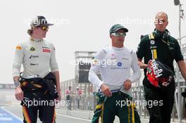 (L to R): Kimi Raikkonen (FIN) Lotus F1 Team with Heikki Kovalainen (FIN) Caterham. 21.04.2012. Formula 1 World Championship, Rd 4, Bahrain Grand Prix, Sakhir, Bahrain, Qualifying Day