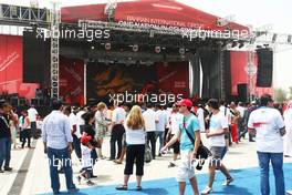 Fans and atmosphere. 21.04.2012. Formula 1 World Championship, Rd 4, Bahrain Grand Prix, Sakhir, Bahrain, Qualifying Day