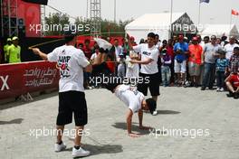 Fans and atmosphere. 21.04.2012. Formula 1 World Championship, Rd 4, Bahrain Grand Prix, Sakhir, Bahrain, Qualifying Day