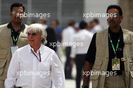 Bernie Ecclestone (GBR) CEO Formula One Group (FOM) with security. 21.04.2012. Formula 1 World Championship, Rd 4, Bahrain Grand Prix, Sakhir, Bahrain, Qualifying Day
