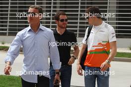 David Coulthard (GBR) Red Bull Racing and Scuderia Toro Advisor / BBC Television Commentator (Left) and Paul di Resta (GBR) Sahara Force India F1 (Right). 21.04.2012. Formula 1 World Championship, Rd 4, Bahrain Grand Prix, Sakhir, Bahrain, Qualifying Day