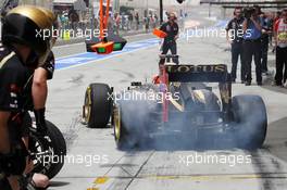 Kimi Raikkonen (FIN) Lotus E20 practices a pit stop. 21.04.2012. Formula 1 World Championship, Rd 4, Bahrain Grand Prix, Sakhir, Bahrain, Qualifying Day
