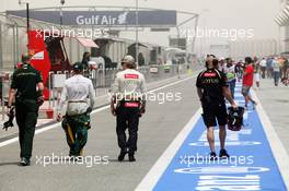 (L to R): Heikki Kovalainen (FIN) Caterham with Kimi Raikkonen (FIN) Lotus F1 Team. 21.04.2012. Formula 1 World Championship, Rd 4, Bahrain Grand Prix, Sakhir, Bahrain, Qualifying Day