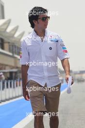 Sergio Perez (MEX) Sauber walks the circuit. 19.04.2012. Formula 1 World Championship, Rd 4, Bahrain Grand Prix, Sakhir, Bahrain, Preparation Day