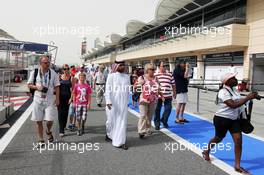 Fans on a pit lane walkabout. 19.04.2012. Formula 1 World Championship, Rd 4, Bahrain Grand Prix, Sakhir, Bahrain, Preparation Day