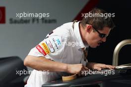 Sauber mechanic works on the Sauber C31. 19.04.2012. Formula 1 World Championship, Rd 4, Bahrain Grand Prix, Sakhir, Bahrain, Preparation Day
