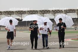 Narain Karthikeyan (IND) Hispania Racing F1 Team (HRT) walks the circuit. 19.04.2012. Formula 1 World Championship, Rd 4, Bahrain Grand Prix, Sakhir, Bahrain, Preparation Day