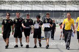 Romain Grosjean (FRA) Lotus F1 Team walks the circuit. 19.04.2012. Formula 1 World Championship, Rd 4, Bahrain Grand Prix, Sakhir, Bahrain, Preparation Day