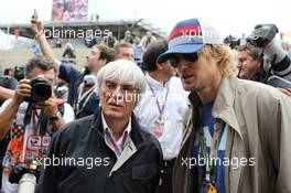 Bernie Ecclestone (GBR) CEO Formula One Group (FOM) with Owen Wilson (USA) on the grid. 25.11.2012. Formula 1 World Championship, Rd 20, Brazilian Grand Prix, Sao Paulo, Brazil, Race Day.