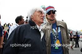 Owen Wilson (USA) with Bernie Ecclestone (GBR) CEO Formula One Group (FOM) on the grid. 25.11.2012. Formula 1 World Championship, Rd 20, Brazilian Grand Prix, Sao Paulo, Brazil, Race Day.