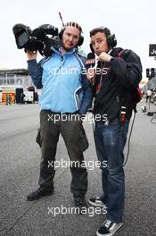 Will Buxton (GBR) Speed TV Presenter for the final time with Alex Chiari (GBR) FOM Cameraman, on the grid. 25.11.2012. Formula 1 World Championship, Rd 20, Brazilian Grand Prix, Sao Paulo, Brazil, Race Day.