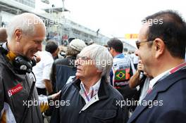 Bernie Ecclestone (GBR) CEO Formula One Group (FOM) with Carlos Ghosn, CEO Renault-Nissan on the grid. 25.11.2012. Formula 1 World Championship, Rd 20, Brazilian Grand Prix, Sao Paulo, Brazil, Race Day.