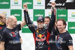 Sebastian Vettel (GER), Red Bull Racing celebrates with the team and Adrian Newey (GBR) Red Bull Racing Chief Technical Officer and Christian Horner (GBR) Red Bull Racing Team Principal   25.11.2012. Formula 1 World Championship, Rd 20, Brazilian Grand Prix, Sao Paulo, BRA, Race Day