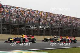 Mark Webber (AUS) Red Bull Racing RB8 leads Kimi Raikkonen (FIN) Lotus F1 E20 and Sebastian Vettel (GER) Red Bull Racing RB8. 25.11.2012. Formula 1 World Championship, Rd 20, Brazilian Grand Prix, Sao Paulo, Brazil, Race Day.