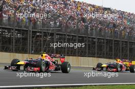 Mark Webber (AUS) Red Bull Racing RB8 leads Sebastian Vettel (GER) Red Bull Racing RB8. 25.11.2012. Formula 1 World Championship, Rd 20, Brazilian Grand Prix, Sao Paulo, Brazil, Race Day.