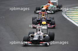 Kamui Kobayashi (JPN) Sauber C31 leads Sebastian Vettel (GER) Red Bull Racing RB8. 25.11.2012. Formula 1 World Championship, Rd 20, Brazilian Grand Prix, Sao Paulo, Brazil, Race Day.