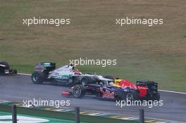 Sebastian Vettel (GER) Red Bull Racing RB8 survives a crash with Sergio Perez (MEX) Sauber C31 and Bruno Senna (BRA) Williams FW34 at the start of the race. 25.11.2012. Formula 1 World Championship, Rd 20, Brazilian Grand Prix, Sao Paulo, Brazil, Race Day.
