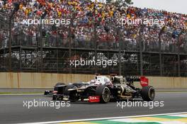 Kimi Raikkonen (FIN) Lotus F1 E20 and Kamui Kobayashi (JPN) Sauber C31. 25.11.2012. Formula 1 World Championship, Rd 20, Brazilian Grand Prix, Sao Paulo, Brazil, Race Day.
