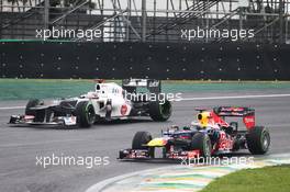 Sebastian Vettel (GER) Red Bull Racing RB8 pases Kamui Kobayashi (JPN) Sauber C31. 25.11.2012. Formula 1 World Championship, Rd 20, Brazilian Grand Prix, Sao Paulo, Brazil, Race Day.