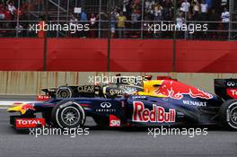 Kimi Raikkonen (FIN) Lotus F1 E20 runs wide as Sebastian Vettel (GER) Red Bull Racing RB8 passes. 25.11.2012. Formula 1 World Championship, Rd 20, Brazilian Grand Prix, Sao Paulo, Brazil, Race Day.