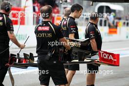 New front wing for Romain Grosjean (FRA) Lotus F1 Team. 24.11.2012. Formula 1 World Championship, Rd 20, Brazilian Grand Prix, Sao Paulo, Brazil, Qualifying Day.