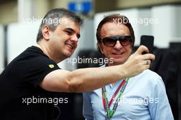 Emerson Fittipaldi (BRA) with a fan. 25.11.2012. Formula 1 World Championship, Rd 20, Brazilian Grand Prix, Sao Paulo, Brazil, Race Day.