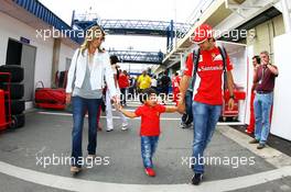 Felipe Massa (BRA) Ferrari with his wife Rafaela Bassi (BRA) and son Felipinho. 25.11.2012. Formula 1 World Championship, Rd 20, Brazilian Grand Prix, Sao Paulo, Brazil, Race Day.