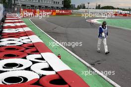 The Williams FW34 of Bruno Senna (BRA) Williams is recovered after he crashed at the Champions' Wall in the second practice session. 08.06.2012. Formula 1 World Championship, Rd 7, Canadian Grand Prix, Montreal, Canada, Practice Day