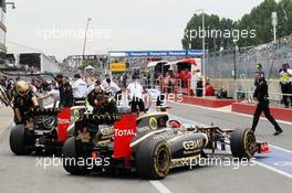 Kimi Raikkonen (FIN) Lotus F1 E20 (Right) and team mate Romain Grosjean (FRA) Lotus F1 E20 (Left) in the pits. 08.06.2012. Formula 1 World Championship, Rd 7, Canadian Grand Prix, Montreal, Canada, Practice Day