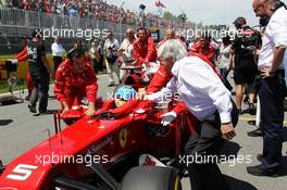 Fernando Alonso (ESP) Ferrari F2012 and Bernie Ecclestone (GBR) CEO Formula One Group (FOM) on the grid. 10.06.2012. Formula 1 World Championship, Rd 7, Canadian Grand Prix, Montreal, Canada, Race Day