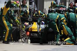 Vitaly Petrov (RUS) Caterham CT01 makes a pit stop. 10.06.2012. Formula 1 World Championship, Rd 7, Canadian Grand Prix, Montreal, Canada, Race Day