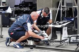 Williams FW34 front wing cleaned by mechanics. 13.04.2012. Formula 1 World Championship, Rd 3, Chinese Grand Prix, Shanghai, China, Practice Day